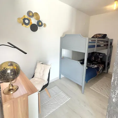 Nocleg ze śniadaniem D'hote Centre 4 Places 3*